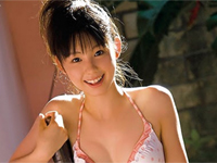 小池里奈 制服姿のグラビアショット