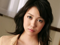 秦みずほ ベッドの上で豊満バストを魅せたよつんばい