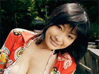 佐藤和沙 ガラスのテーブルにバストを押しつけながらセクシーポーズ