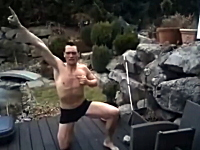 くっそワロタｗ気合たっぷりで凍ったプールに飛び込んだ男性がｗ