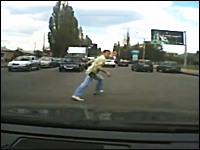 轢かれる瞬間にジャンプして大怪我から免れたスーパー歩行者の映像が凄い