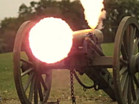 大砲から発射された砲弾が自動車を貫通する様子をスローモーションで。