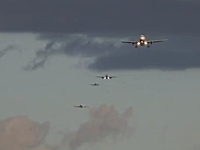 着陸機で混雑するロンドンヒースロー空港のタイムラプス映像。飛行機多すぎ