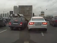 意地の張り合いドライブレコーダー海外編。ラーダの鉄壁ガードにブチギレ