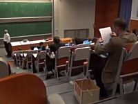 みんなが真剣に聞き入る講義中に時代遅れすぎるヤツが現れて笑いを誘う
