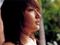 熊田曜子 タンクトップにショートパンツ姿で体操やエクササイズ、ベッドに寝転がる