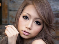 小松崎真理 ヒップ透け透け気味なピンクのランジェリーでポーズ