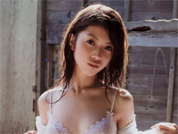 富樫あずさ メイドコスプレ、ドット柄のランジェリー姿