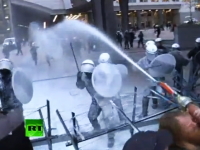 これは後が臭いｗｗｗ価格低下にブチギレた酪農家が牛乳を放乳して抗議。