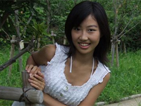 芦田実沙寿 ベッドの上でヒップを突き出したよつんばい