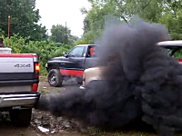 おい死ぬぞ。極悪なおはようございます。ダッジ・ラムの黒煙をあびせる友人