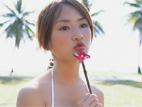 鎌田奈津美 ノーブラ横乳バストをアピールしながらポーズ