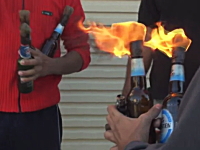 完全にヒャッハー。警察のコンボイに火炎瓶を投げつける野郎たちが199x年