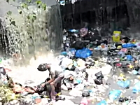天然のゴミ処理施設と化しているカトマンズ市内の川。発展途上国の現状