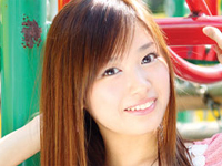 清乃 水色の三角ビキニを身に着けて庭園でポーズ