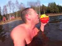 ウォッカおじさん極寒の地で世界一臭い缶詰シュールストレミングを食す。