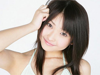 末永佳子 水色のショートパンツ姿でベッドの上でよつんばい、ソファに腰掛けてポーズ