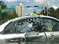 お客さんカワイソウ(´･_･`)完全信号無視なタクシーが交差点に突っ込んで・・・。