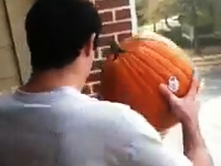 失敗したら大惨事なベランダから巨大かぼちゃのエクストリーム・ポイ捨てing