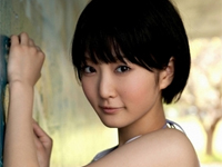 楢原ゆりか ビーチボールに寄り掛かったりゴロゴロ寝転がったり、岩場でポーズ