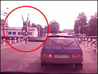 海外の踏み切りで罠すぎる事故。かと思ったら自らジャンプ台に挑戦した？？