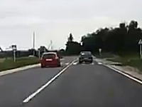 何人たりとも俺の前は走らせねぇ！一般道でバトルしていた二台の車が・・・。