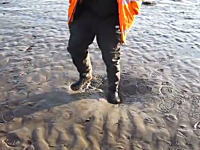 流砂の上を歩くとこうなる。ここに嵌ると満潮になったときに溺れ死ぬんだって。