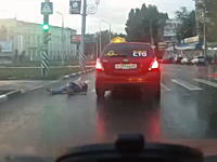 道路脇の縁石でつまづいた人が車道に飛び出してタクシーと接触してしまう事故。