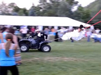 ぶっ飛んでるブーケトス。文字どおりにぶっ飛んでたわ。花嫁がｗｗｗ