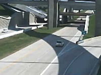 高速道路のジャンクションで側壁を突き破り下の道路に落ちてしまうトレーラー