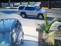 ヒットマン（殺し屋）のお仕事。自転車に乗った男性を襲撃する二人組の映像。