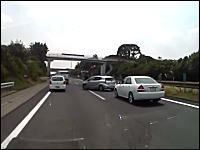 今日のDQN動画。東名高速の車線上に車を停めて喧嘩をしているヤツがいた。