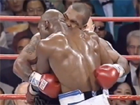 伝説のあの試合。マイク・タイソンが耳を食い千切って失格になってしまう