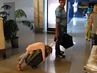 この少女には6時間のフライトは少々きつかったらしい動画がカワイイと人気に。