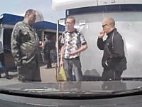 タバコを吸うフリをしてアッパーカット。蚤の市で撮影されたノックアウト強盗