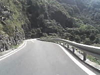 峠道で車線を割ってインに切り込んできた対向車と衝突したライダー。酷い。