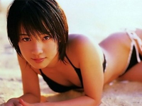 桜庭ななみ ベッドの上で白のビキニ水着に身を包んでポーズ