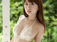 松下李生 白の水着をまとってプールサイドに横たわる