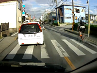 もはやテロ。チャリが道路を逆走、そのまま車に突っ込む。何してんのお前・・・。