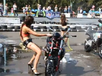 セクシーお姉さんのバイク洗車。踊りに没頭しすぎて・・・