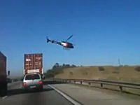 運転してたら警察がヘリコプターから容疑者を射殺する場面に遭遇して大はしゃぎ