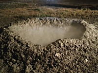 現在の標高40センチ。ローマは一日にして火山ず。空港近くにミニ火山が出現して住人困惑。