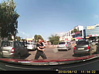 酔っ払いかヤク中か。運転中に突然マジキチに襲われたかわいそうな女性ドラ。