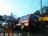酷い運転。路駐していたトレーラーに衝突して他車を巻き添えにする茶色バン