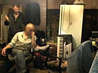 酔って口論になった男性が包丁を持って背後から忍び寄り友人の胸にプスッ。