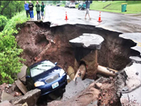 突如、町を襲う　そこに生活する者を恐怖に陥れる陥没の数々・・・。