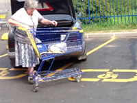 ロシアの駐車場がヒド過ぎるｗｗｗ　1台が横着すると、皆こうなるｗｗ