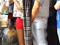 痴漢を隠し撮り。賑やかな通りで女性のお尻に股間を押しつけている男がいるｗ