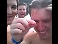 魚釣りに高価なロッドやリールは必要なかったんや！髪の毛で魚を釣る男ｗｗｗ