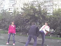 女性の蹴り一発で崩れ落ちる男性。喧嘩の仲裁に入ったのは武術の達人だった。